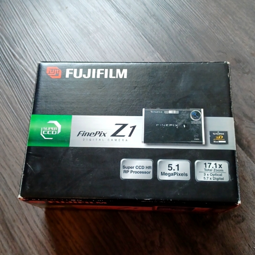 FuijiFilm FinePix Z1 Digital Camera